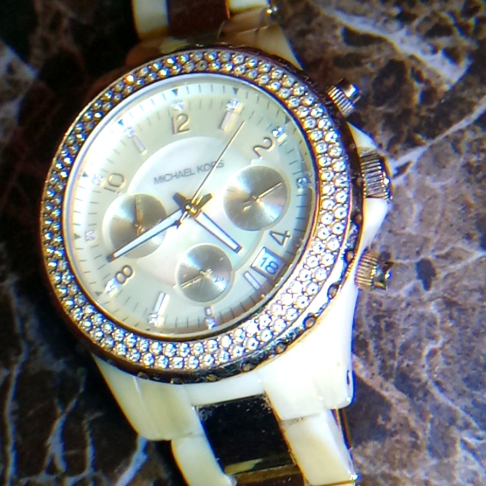 MK watch needs battery